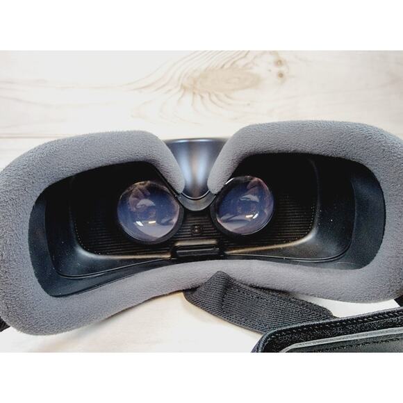 Samsung Gear VR Powered by Oculus SM-R323 Virtual Reality Headset - Picture 6 of 15